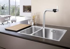 Spülbecken in Edelstahloptik , langlebige Einbauspüle für moderne Küchen aus Esslingen, mit Küchenarmatur mit Kochendwasser- und Sprudel-Funktion