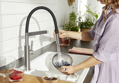 modernes Weißes Spülbecken aus Edelstahl oder Keramik mit Moderner Küchenarmatur mit Filterfunktion- komplette küche aus Eslingen