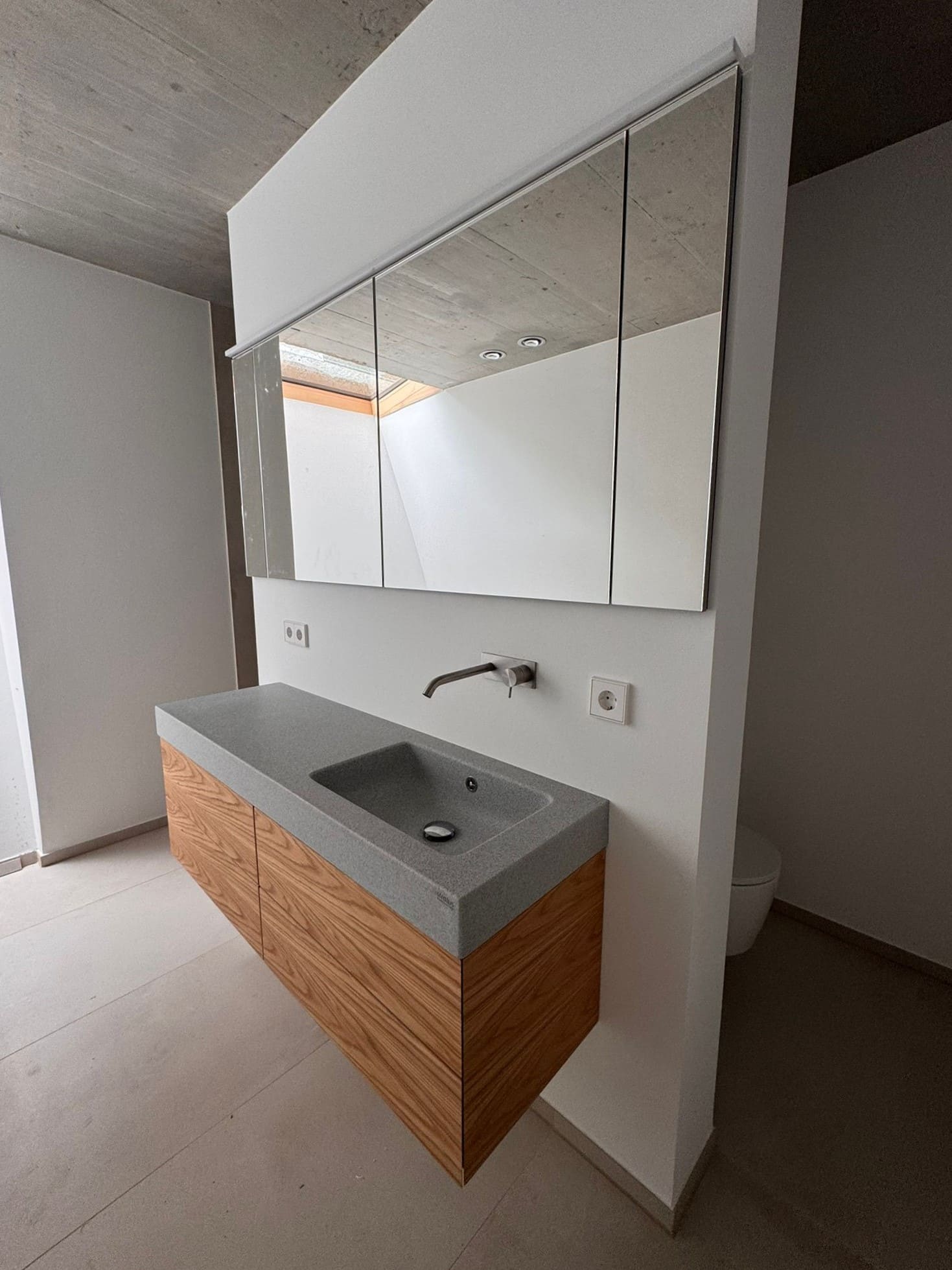 Moderne Badezimmer mit integriertem Mineralguss-Becken und Spiegelschrank