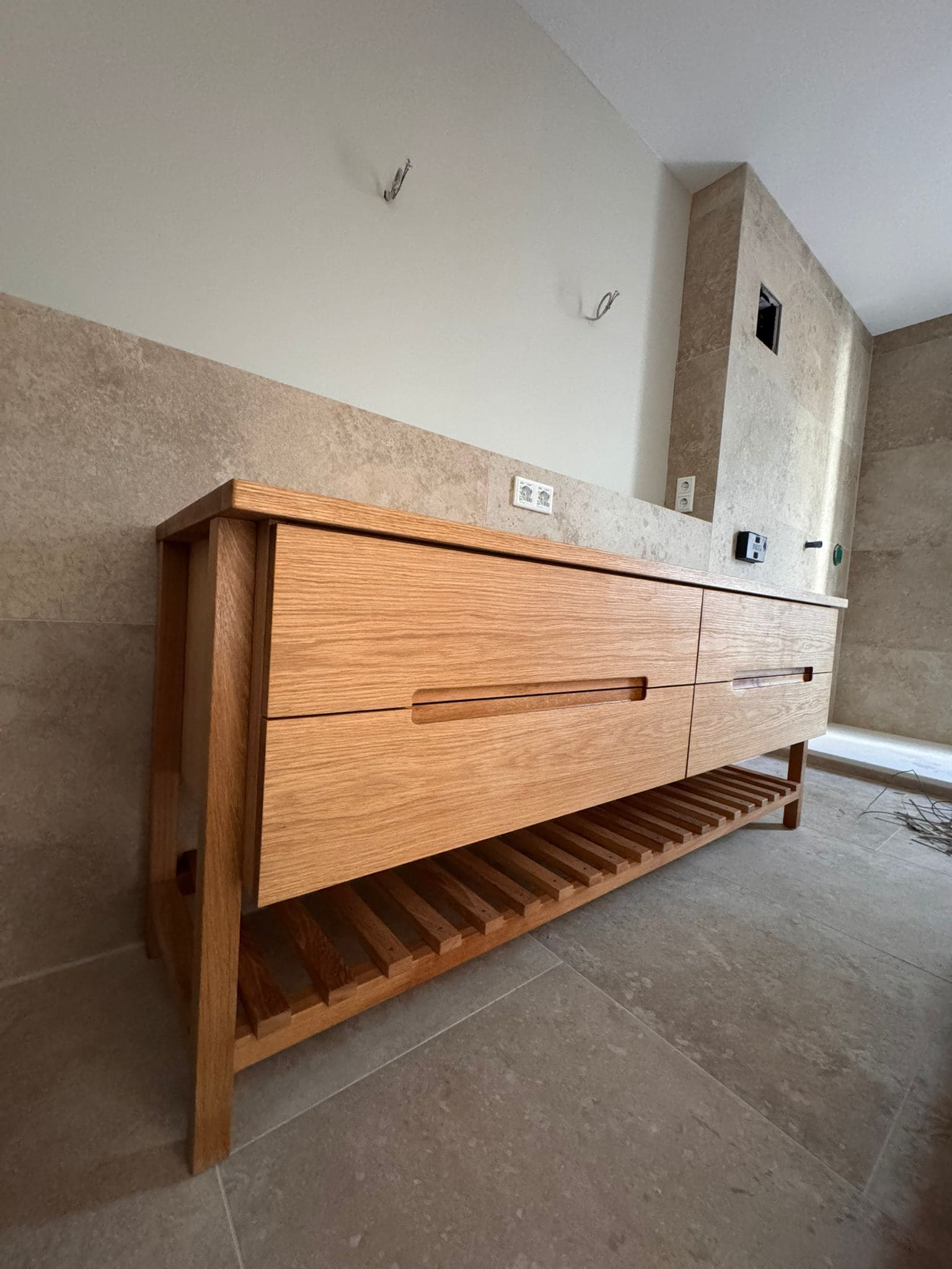 Eichen-Waschtisch mit Schubladen und offener Ablage - Badmöbel aus Holz nach Maß, im Naturlook