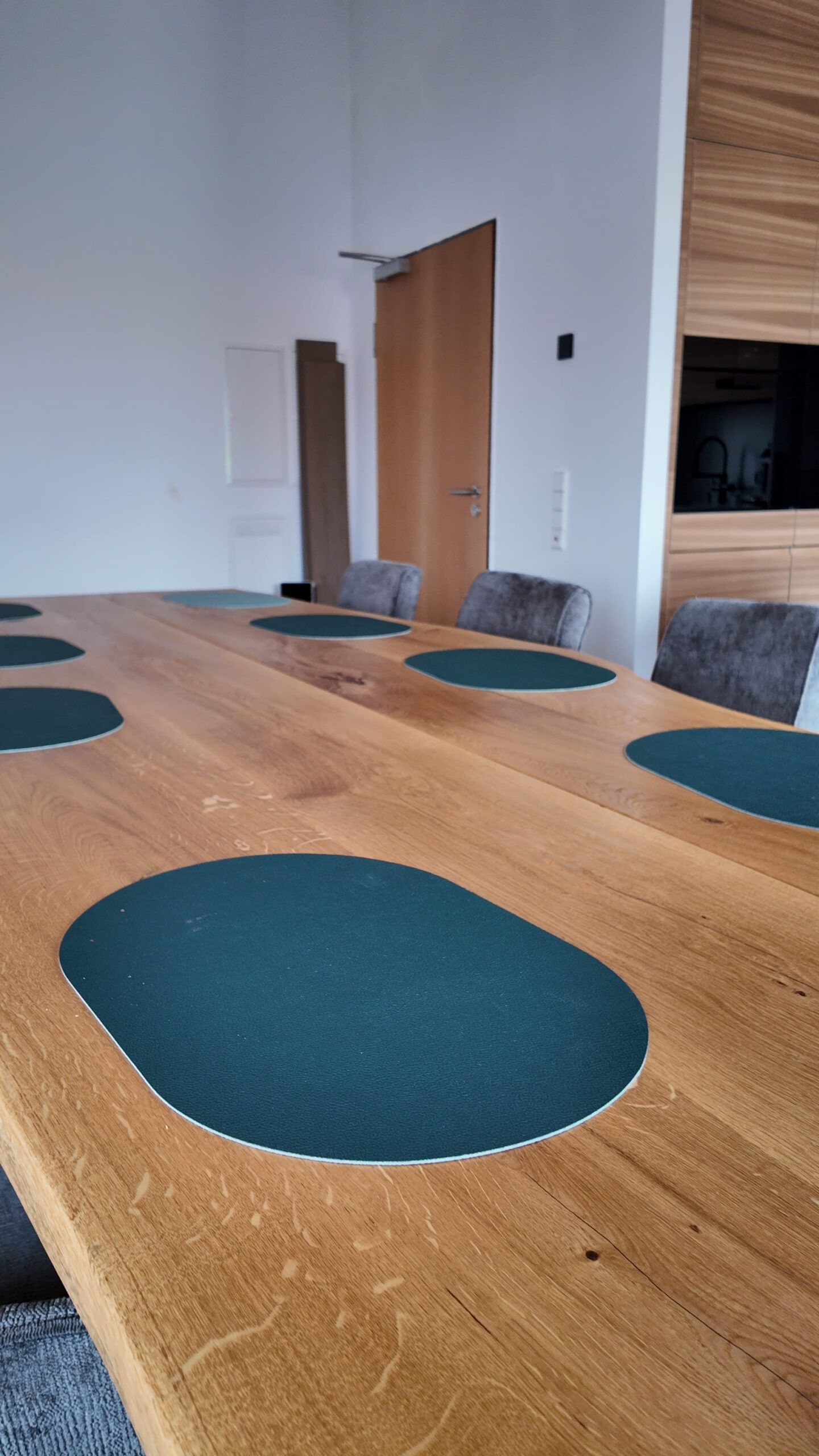 Langer Esstisch aus massiver Eiche