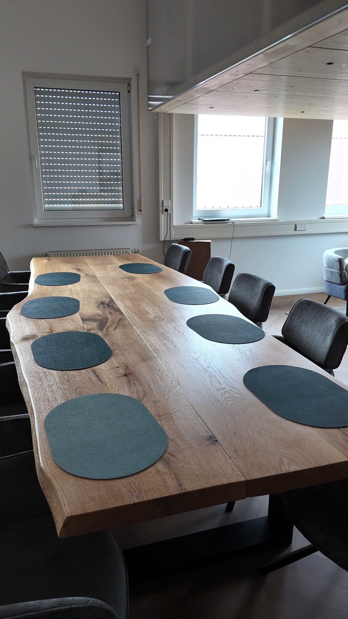 Großer Holztisch für Dining & Meeting