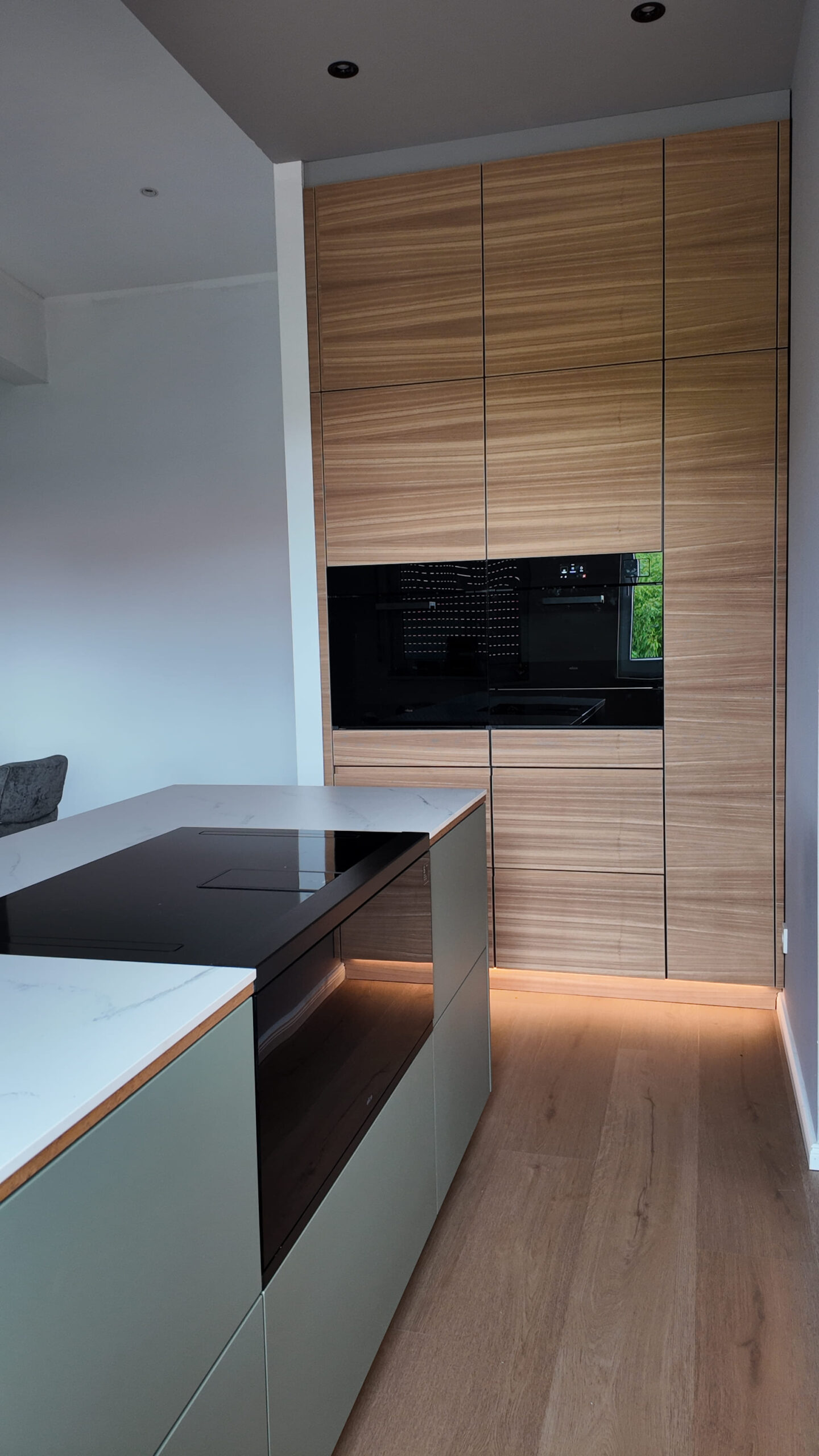 Premium-Einbauküche mit LED-Sockel und hochwertige Arbeitspaltte, Elica L-HOV Gerät