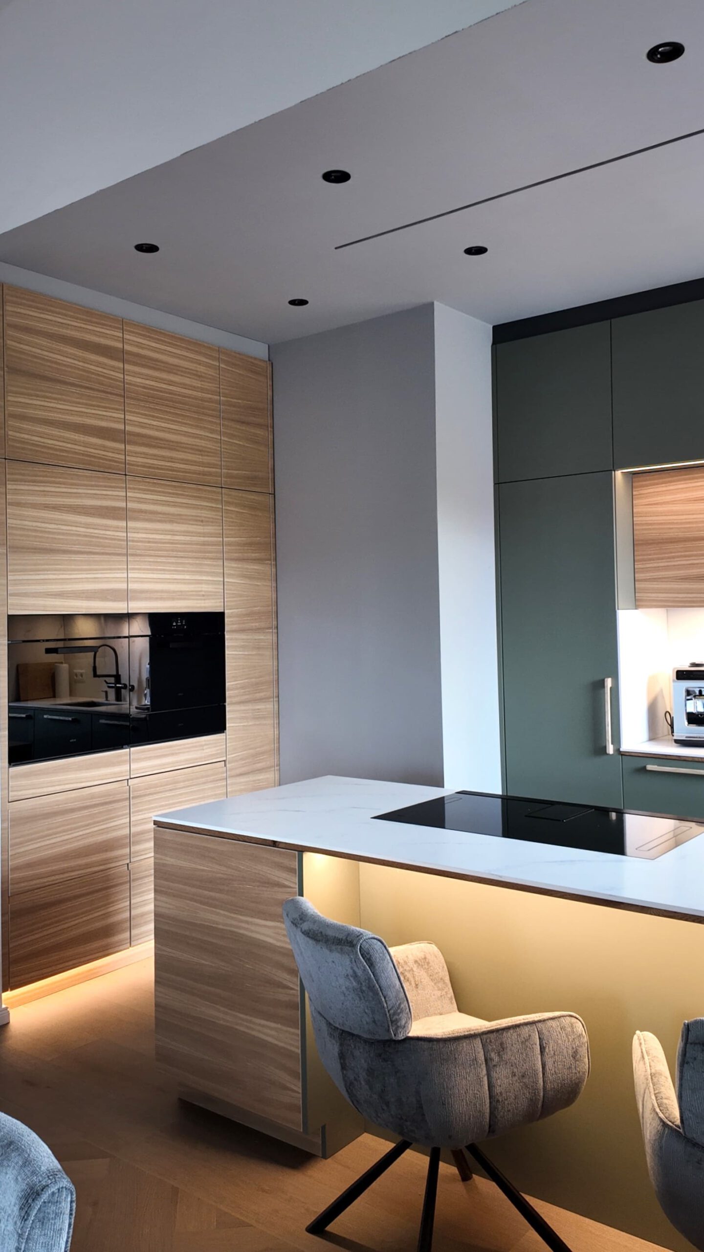 Moderne Küche komplett mit Sitzbereich und Akzentbeleuchtung