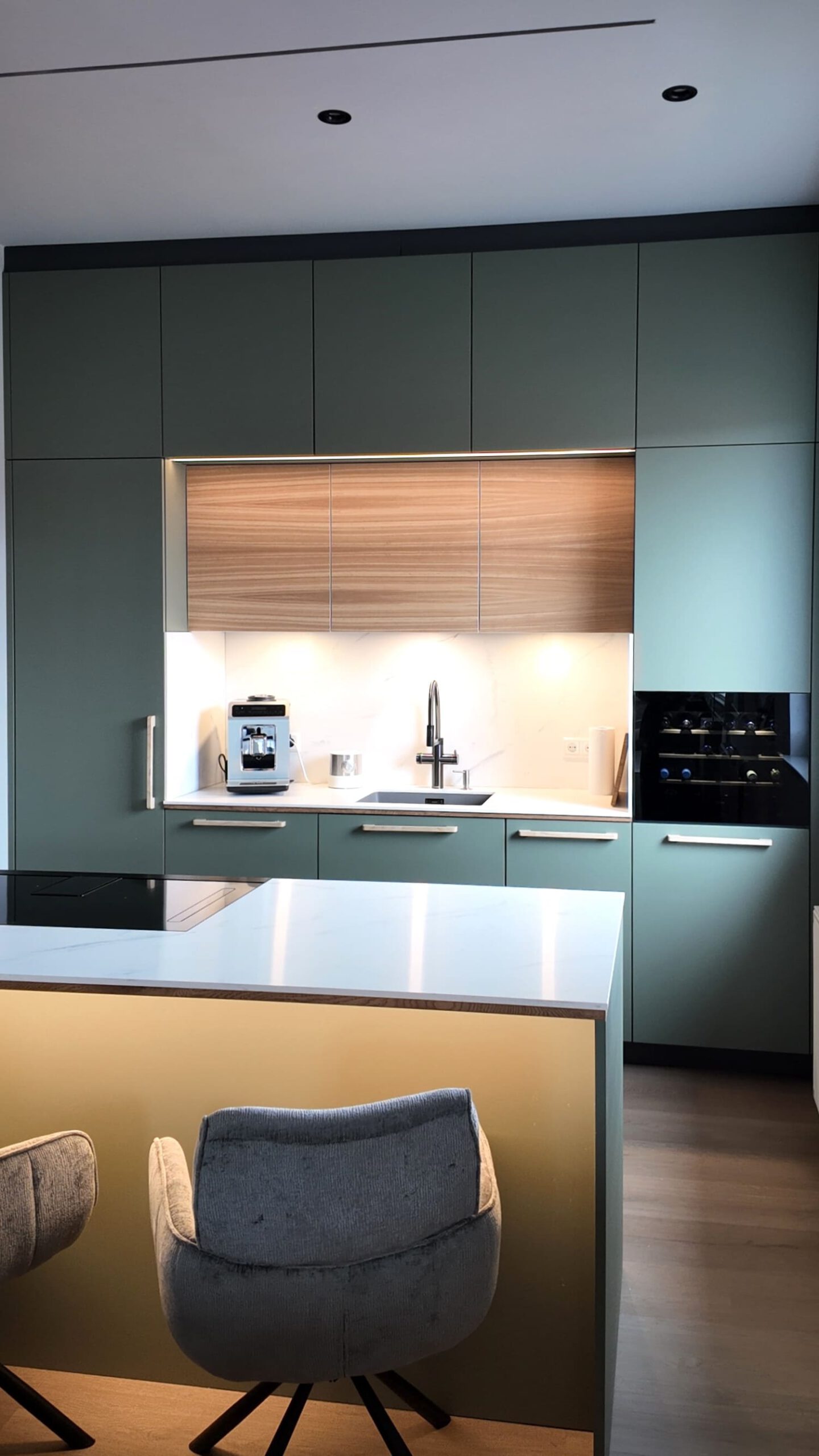 Einbauküche in Mattgrün mit Oberschränken in Holzoptik