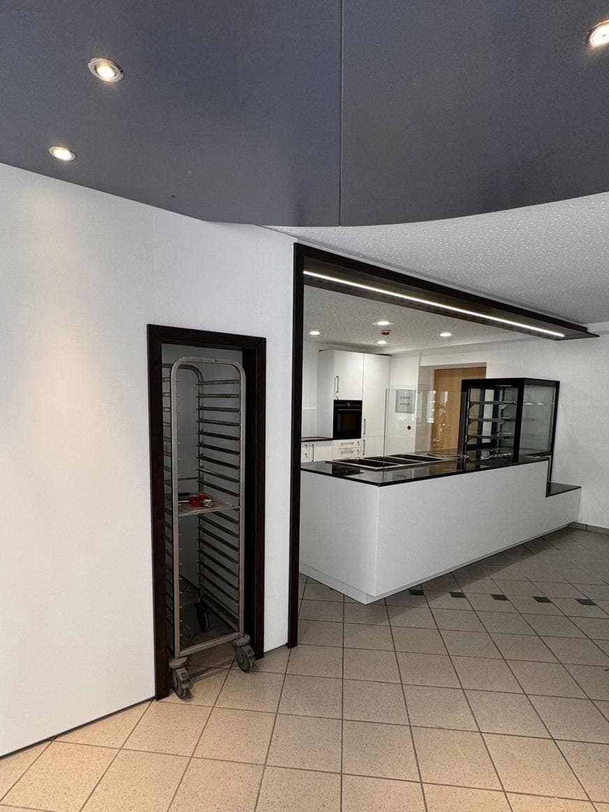 Cafeteria-Theke in Weiß mit schwarzer Steinplatte