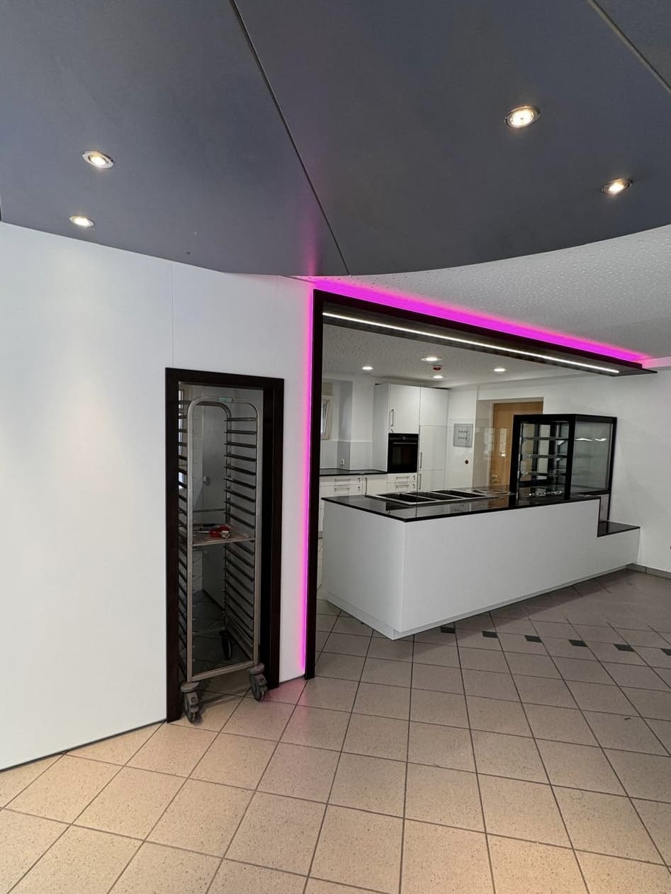 Bereich für Cafeteria mit Beleuchtung