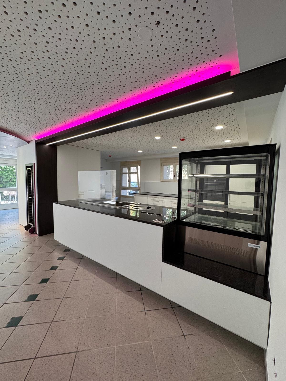 Gastronomie-Theke mit LED-Lichtband und Geräteintegration