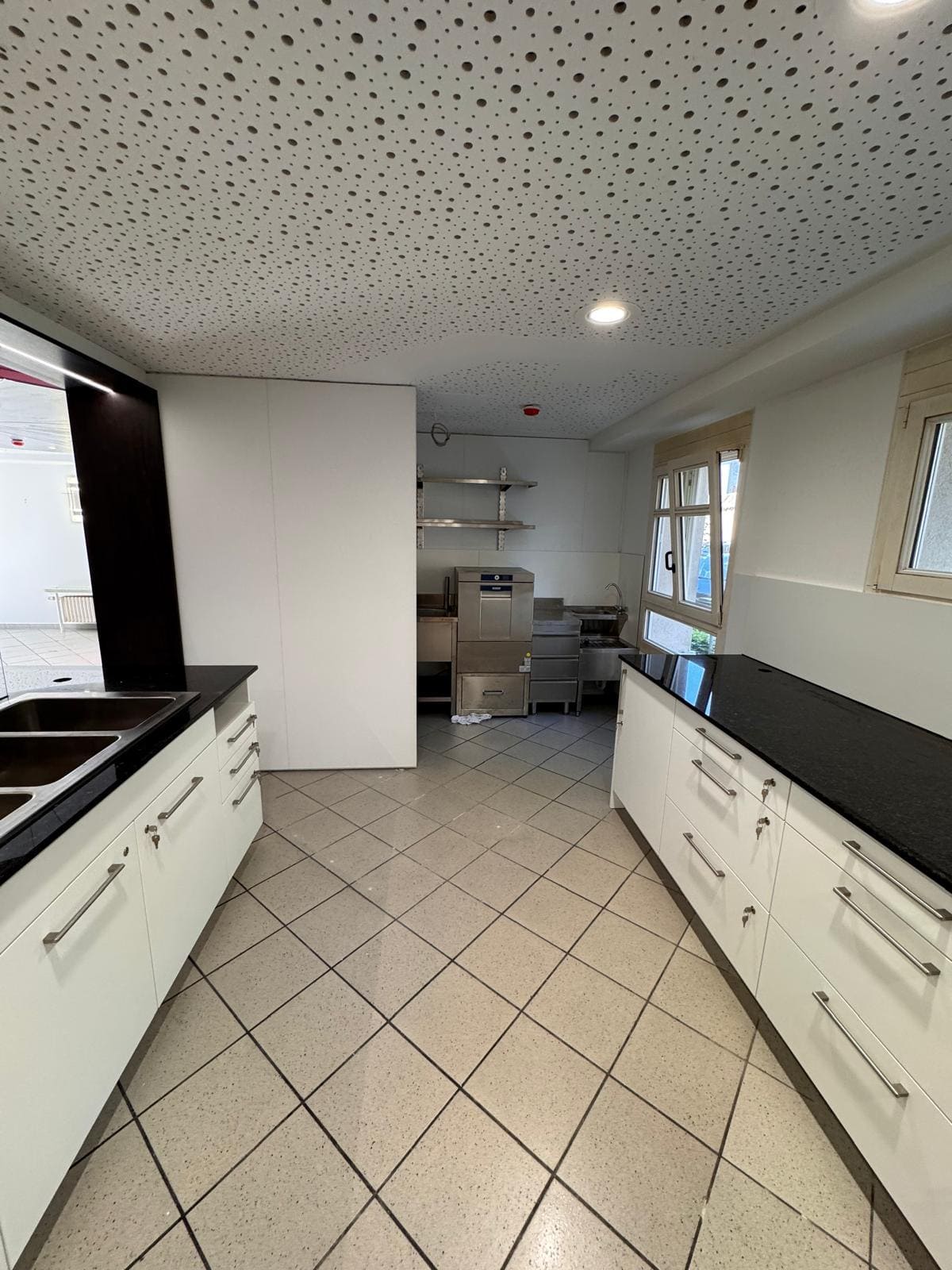 Komplette moderne Küche mit viel Stauraum und Edelstahl-Spüle