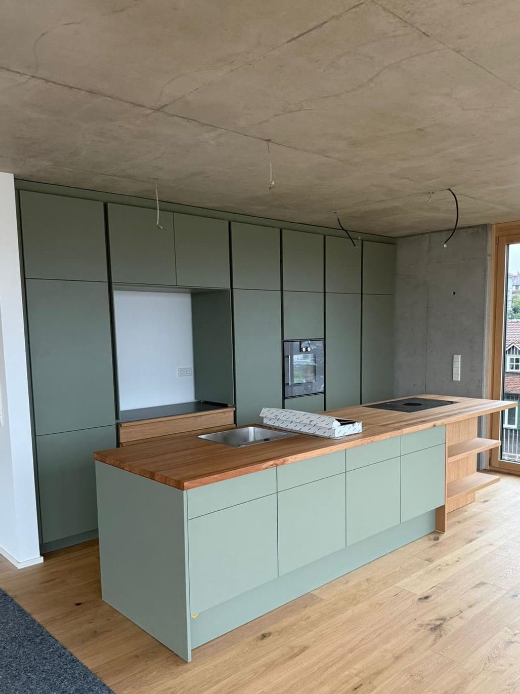 Komplette moderne Küche mit Insel und grünen Fronten, Massivholzplatte