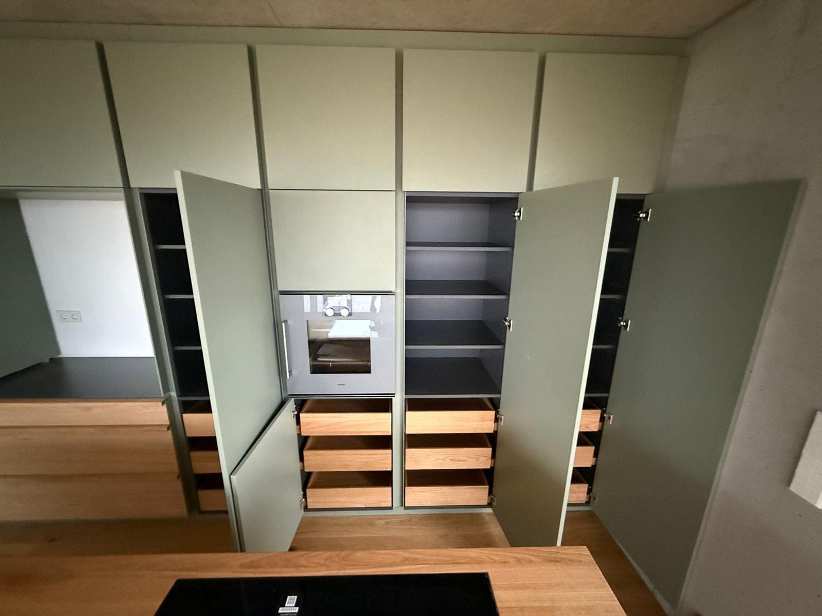 Küche mit Stauraum, integrierte Backofen und Elektrogeräte , Holzschubladen